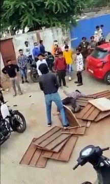 जबलपुर: स्कूटी से टक्कर होने पर ऑटोवाले की बेरहमी से पिटाई, सामने आया खौफनाक VIDEO