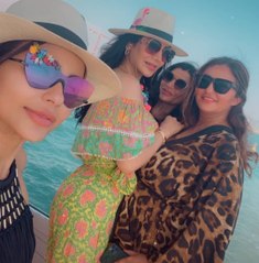 مهيرة عبد العزيز على البحر بدون مكياج مع أصدقائها