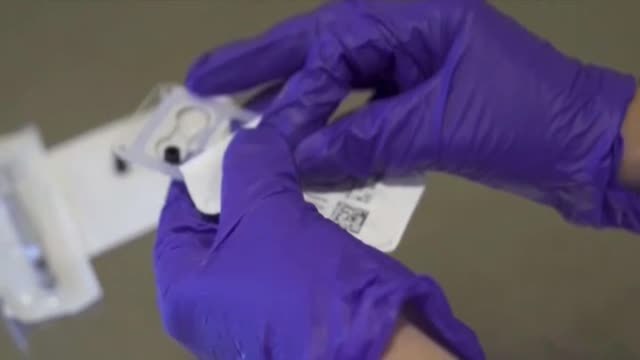 Johnson and Johnson detiene los ensayos de su vacuna por la enfermedad inexplicable de un voluntario