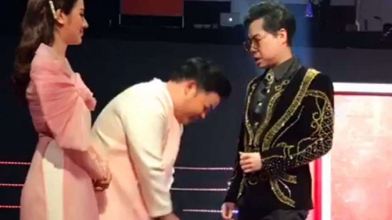 Quang Lê cúi đầu xin lỗi Ngọc Sơn vì đến trễ 6 tiếng