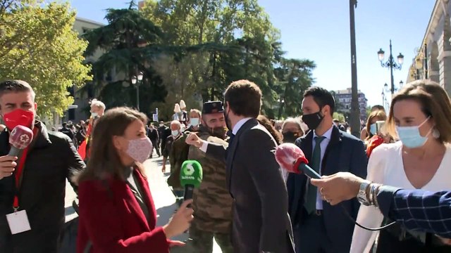 Casado abandona el acto del Día de la Hispanidad entre gritos de cobarde
