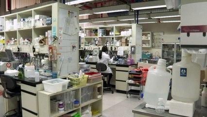 Johnson & Johnson suspende testes de vacina contra Covid-19