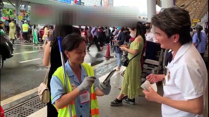 ĐÀM VĨNH HƯNG Ở SÂN BAY