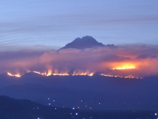 Download Video: Kilimandscharo steht in Flammen: Das erschwert die Löscharbeiten