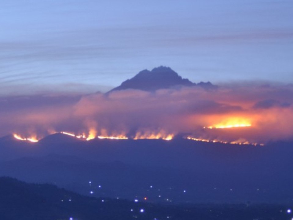 Kilimandscharo steht in Flammen: Das erschwert die Löscharbeiten