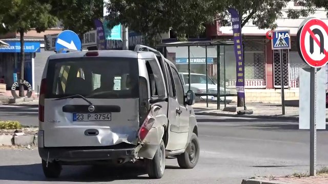 Elazığ’da hafif ticari araç ile otomobil çarpıştı:3 yaralı