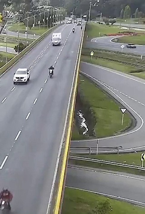 Tremendo incidente mortale in Colombia, un ciclista vola dal cavalcavia e si schianta al suolo