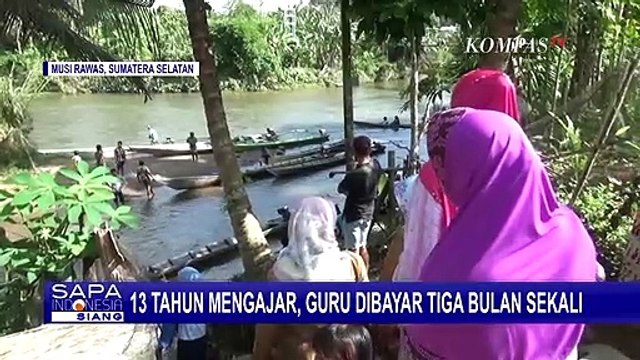 Kisah Seorang Guru Honorer, dari Melawan Arus Sungai Hingga Digaji Tiap 3 Bulan Sekali