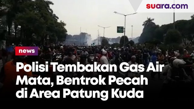 Polisi Tembakan Gas Air Mata, Bentrok Pecah di Area Patung Kuda
