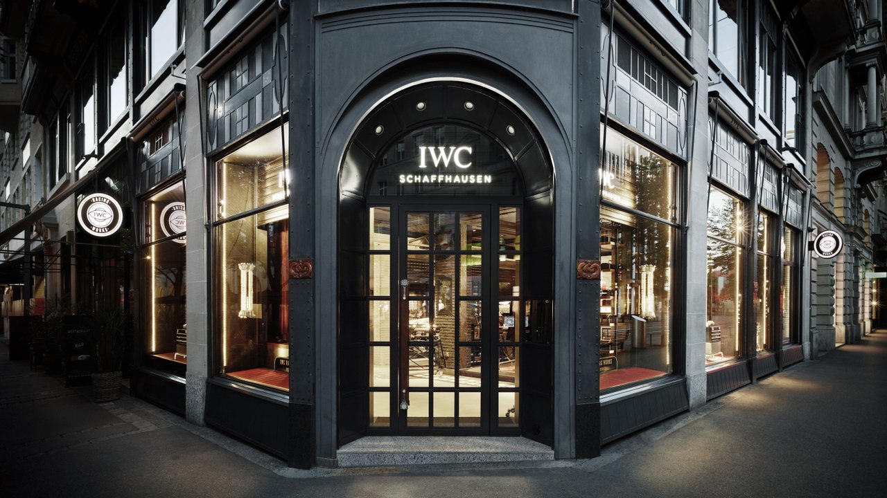 IWC Racing Works : visite guidée de la boutique dédiée à l'histoire d'IWC dans le sport automobile