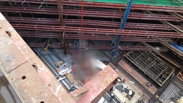 춘천 공사 현장에서 자재 추락...작업 근로자 2명 사망 / YTN