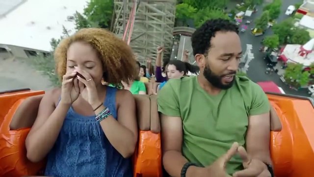 La première prise d’une pub montrant la terreur d’un homme sur une montagne russe