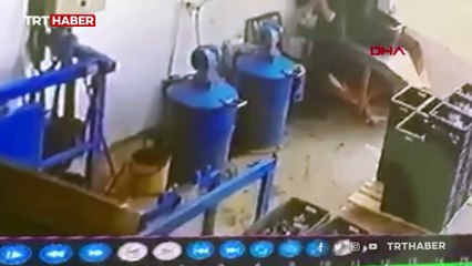 Ellerine dezenfektan döküp ateş yakınca alev aldı