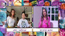 الفنانة زين عوض تشارك مع ابنتها منى مشروع تصميم الكمامات وأطواق الشعر