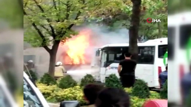 Beylikdüzü’nde park halindeki servis aracı alev alev yandı