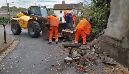 Sambreville: un camion arrache une partie du mur d'enceinte du château à Auvelais