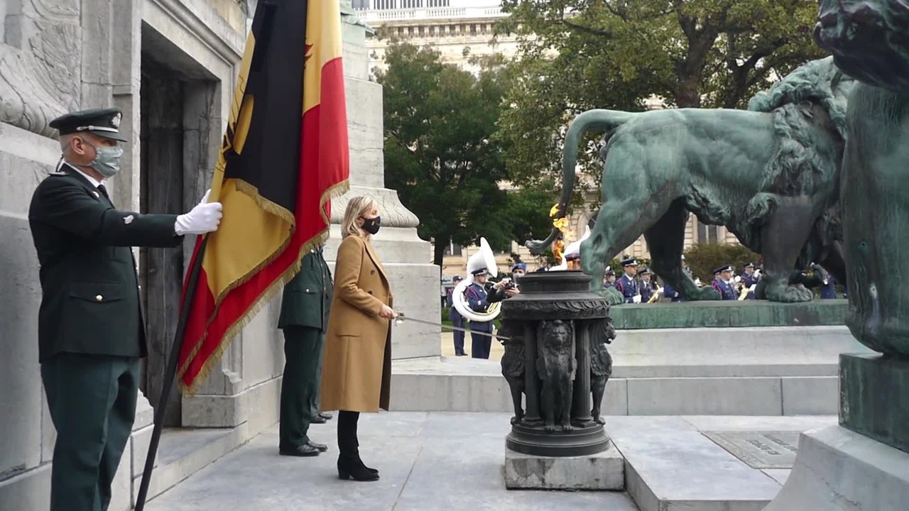 La ministre Ludivine Dedonder a ravivé la flamme sur la tombe du Soldat inconnu à Bruxelles