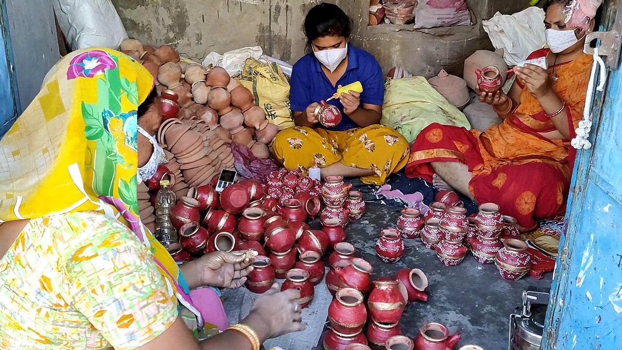 करवा चौथ के लिए तैयार हो रहे करवा...