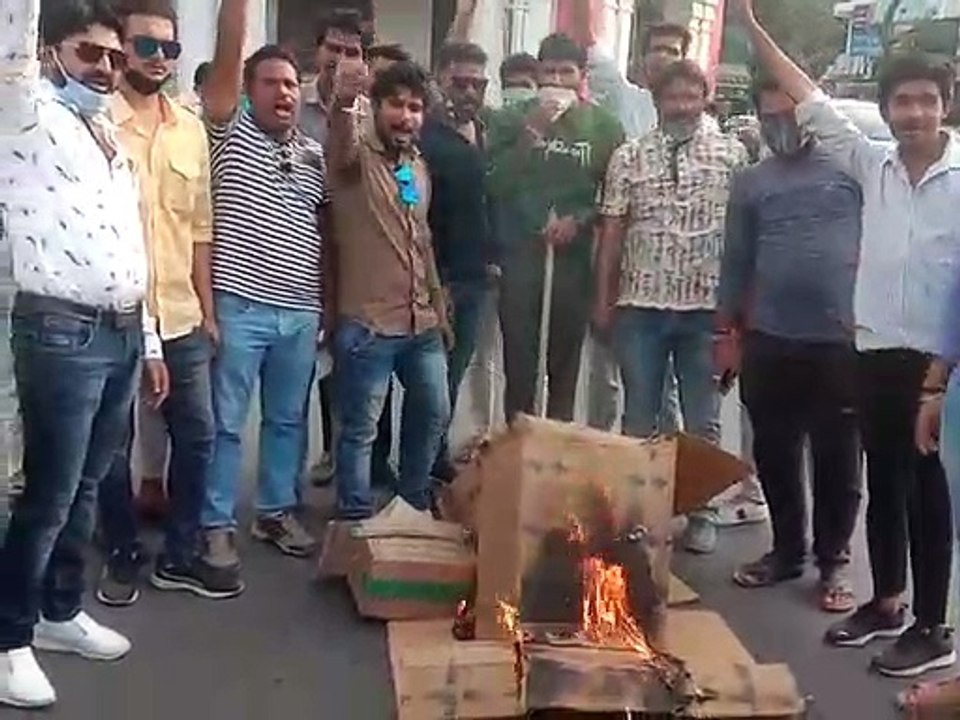 उज्जैन के टावर चौक पर उच्च शिक्षा मंत्री मोहन य...