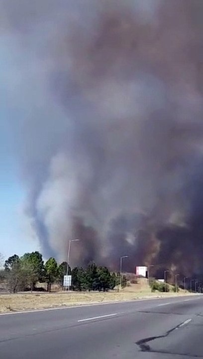 Incendios en Córdoba: el fuego llegó muy cerca de la autopista a Carlos Paz y de una estación de servicio