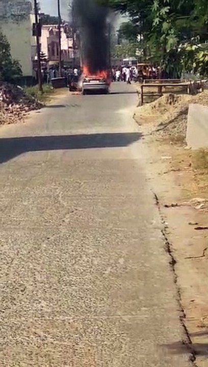 पीलीभीत: कार में लगी अचानक भीषण आग, धूं-धूंकर कार जलकर स्वहा