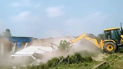 अवैध स्लॉटर हाउस पर चला प्रशासन का बुलडोजर,प्रतिबंधित मांस हुआ था बरामद
