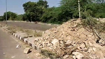 कायलाना रोड पर गड्ढा खोदकर भूल गया प्रशासन...