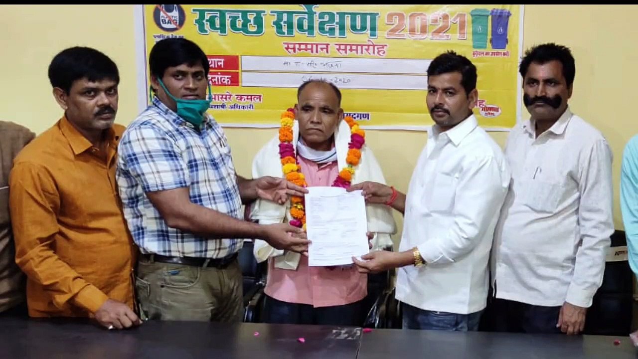 भरथना नगर पालिका परिषद ने राजस्व मुहर्रिर पद पर तैनात, लज्जाराम का हुआ विदाई समारोह