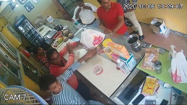 कथित अपराधी के भाई से मिठाई ख़रीदवाते दिखे थानाध्यक्ष