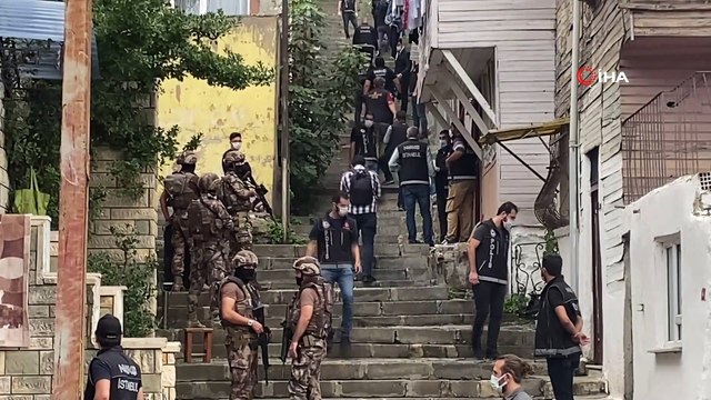 İstanbul’da özel harekat destekli dev narkotik operasyonu- Beyoğlu’nda narkotimler çok sayıda adrese eş zamanlı operasyon düzenledi- Operasyonda çok miktarda ve çeşitli uyuşturucu maddeler ele geçirildi