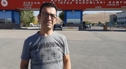Sanatçı Oğuz Aksaç Müyesser Yıldız'a cezaevinde türkü söyledi