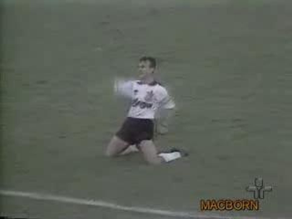 Neto comemorando um Gol