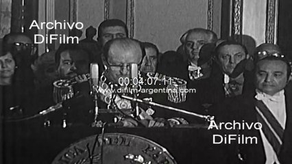 Alfredo Stroessner condecora al general Jorge Videla en Paraguay 1977