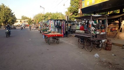 अस्थाई अतिक्रमण से सड़क हो गई संकरी