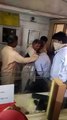 प्रधान ने बैंक मित्र की बैंक शाखा के अंदर जमकर की लात घूँसों से पिटाई