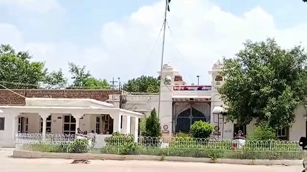 जेल में आठ मोबाइल, 6 सिम, नौ चार्जर व 11 ईयर फो...