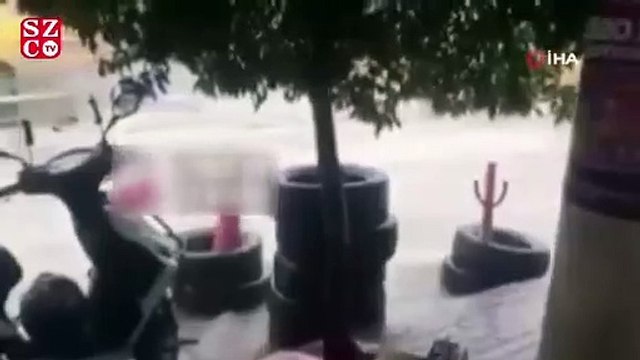 Yağmur sularına kapılan kadını vatandaşlar kurtardı