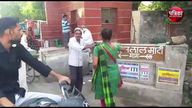 VIDEO : शराब के नशे में युवती ने दो घंटे तक किया हंगामा, कइयों से उलझी, कलक्ट्रेट का गेट करना पड़ा बंद