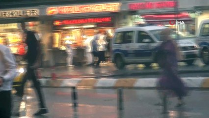 Taksim’de vatandaşlar yağmura hazırlıksız yakalandı