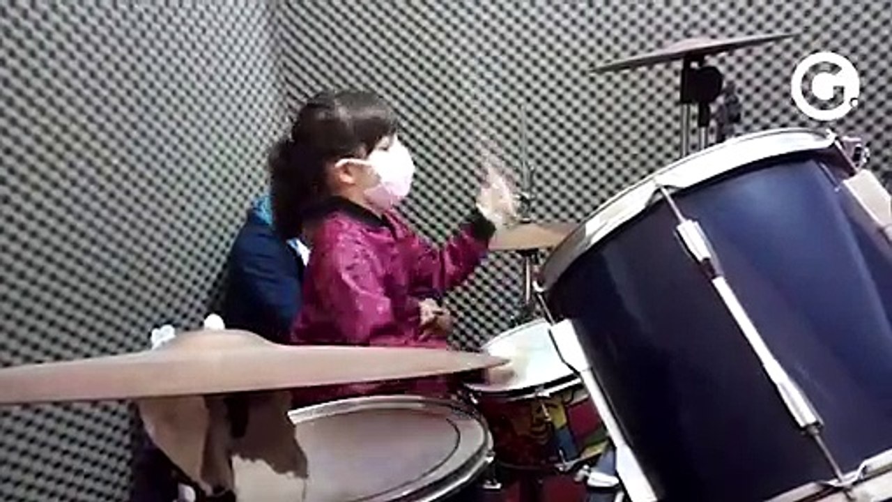 Aos 5 anos, capixaba Elisa é a baterista mais jovem do Brasil