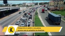 Choque de un camión y una patana provoca caos en autopista Las Américas