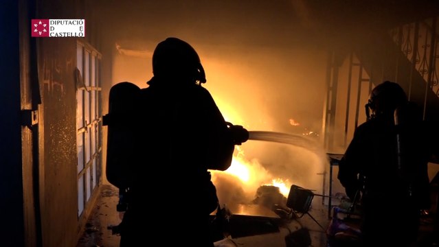 Incendio calcina una nave industrial abandonada en Vila-real