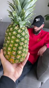 Il vous montre une astuce incroyable pour manger un ananas facilement