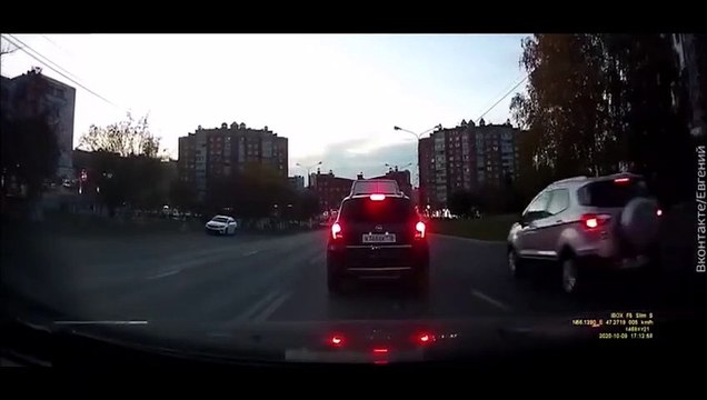 Cette maman fait traverser ses enfants n'importe où et passe tout prêt du drame