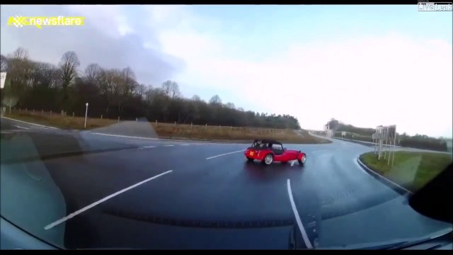 Une voiture part en aquaplaning et se rattrape après un tour complet