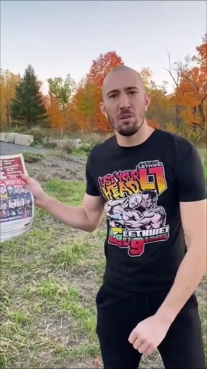 Zone Rouge: un homme tellement furieux contre la une du Journal de Montréal qu’il décide de faire un gros pipi dessus