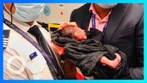 Bayi lahir dalam penerbangan di India  - TomoNews