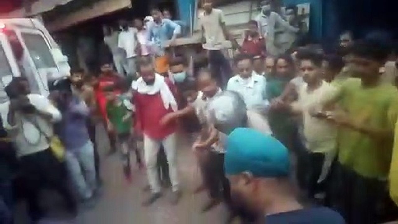 टॉय फैक्ट्री में ब्लास्ट के बाद धरने पर बैठे कांग्रेसी नेता को भीड़ ने जमकर पीटा