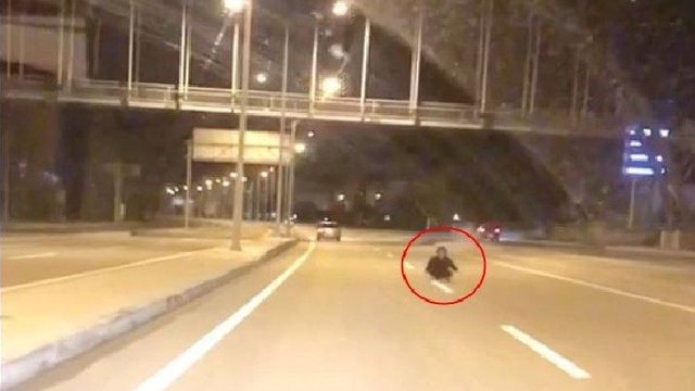 Otoyolda yol ortasına oturan kadın, ölüme davetiye çıkardı