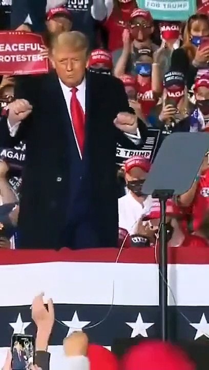 Buzz : Pour son premier meeting de campagne depuis sa "guérison", Donald Trump enflamme les réseaux sociaux en dansant sur Village People à la fin d'un meeting
